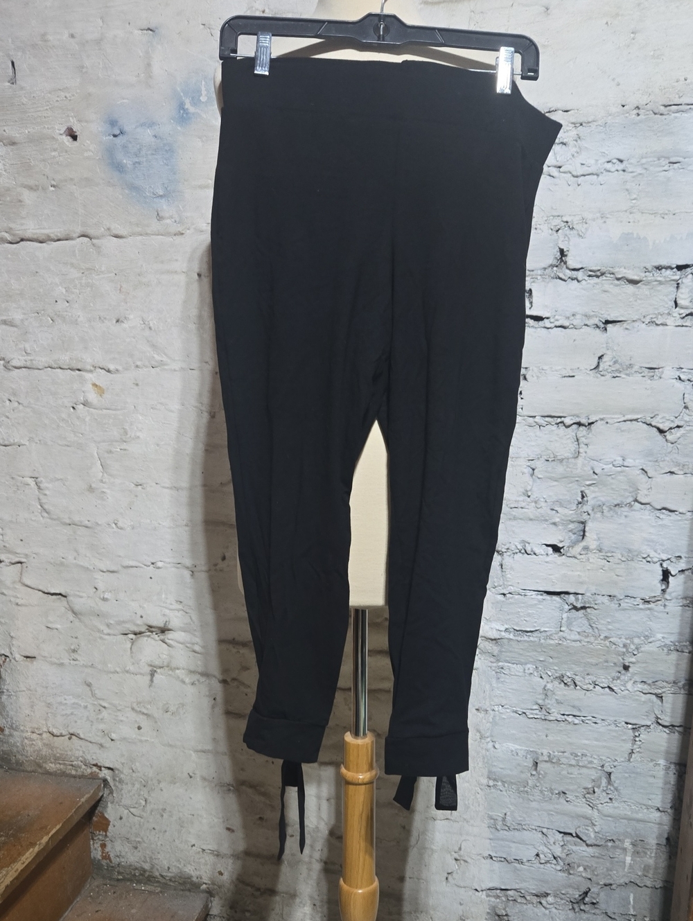 TORRID Capri Legging With Open Bow Detail On Back Of Leg.
